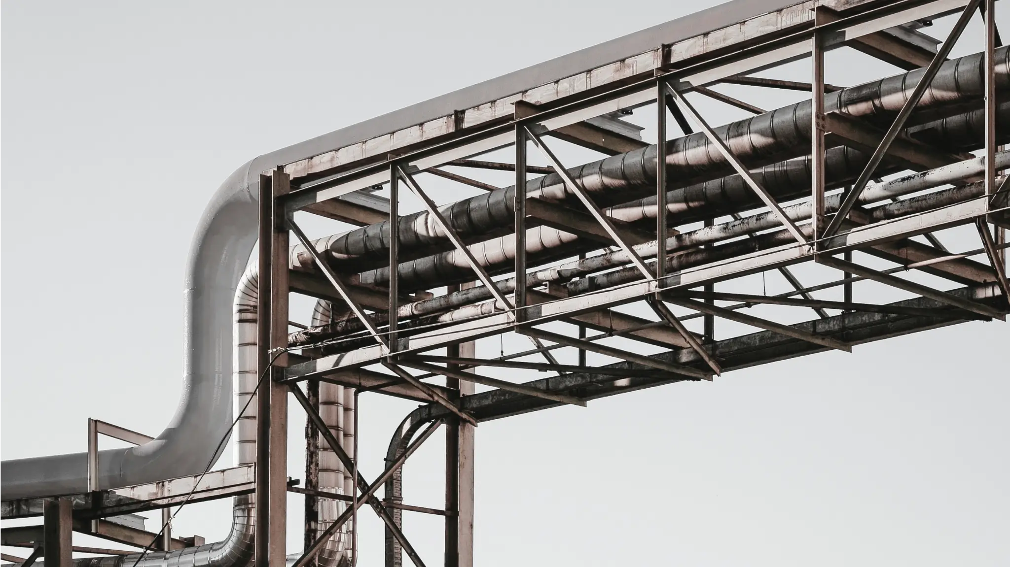 A photograph of an industrial power plant with gas pipes, probably hydrogen.